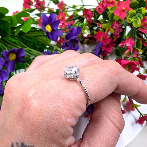 925 Sterling Silver Minimalist Style Crystal Ring with Popcorn Band - Picture 2 of 4